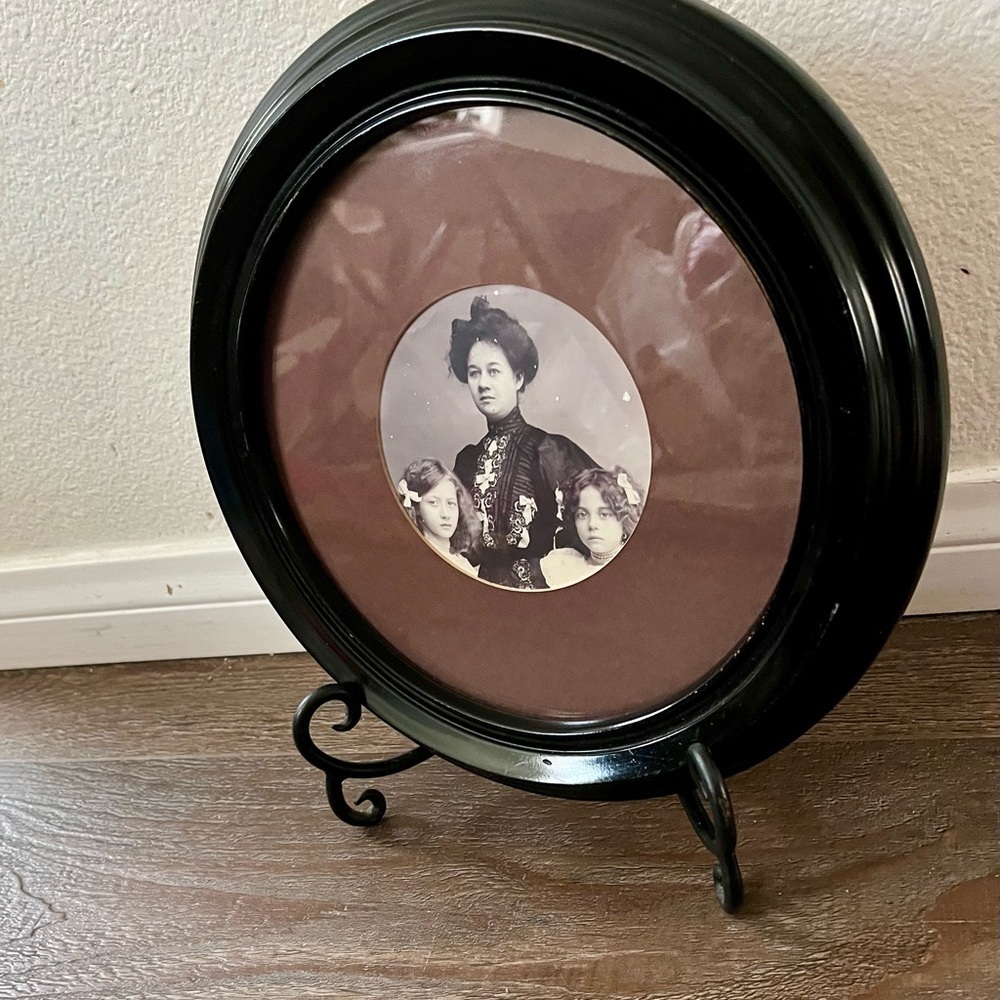 Vintage Wooden Elegant Black Round Photo Frame